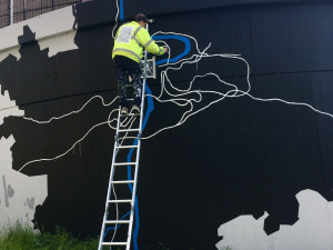 V Praze vznikla další nástěnná malba. Abstraktní plán Prahy mohou lidé obdivovat na Žižkově