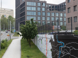 V Praze vznikla další nástěnná malba. Abstraktní plán Prahy mohou lidé obdivovat na Žižkově