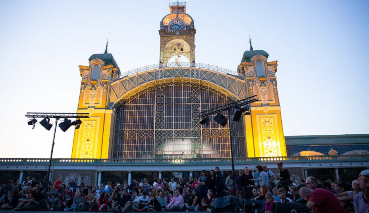 V pražských ulicích v červenci opět proběhne festival pouličního divadla Za dveřmi