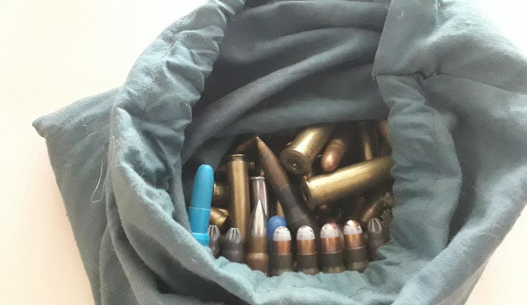 Seniorka našla doma po svém zesnulém manželovi střelivo