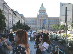 Primark na Václavském náměstí dnes otevírá. Před novým obchodem stály stovky lidí