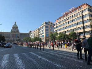 Primark na Václavském náměstí dnes otevírá. Před novým obchodem stály stovky lidí