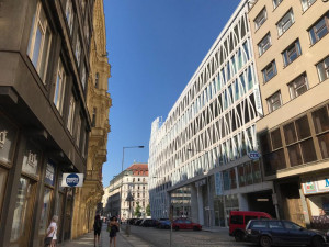 Primark na Václavském náměstí dnes otevírá. Před novým obchodem stály stovky lidí