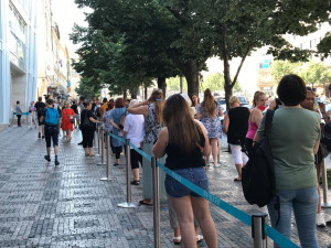 Primark na Václavském náměstí dnes otevírá. Před novým obchodem stály stovky lidí