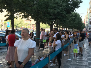 Primark na Václavském náměstí dnes otevírá. Před novým obchodem stály stovky lidí