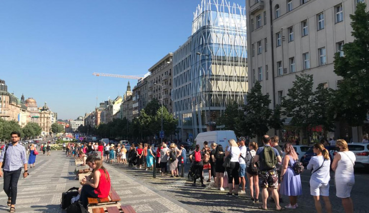 Primark na Václavském náměstí dnes otevírá. Před novým obchodem stály stovky lidí