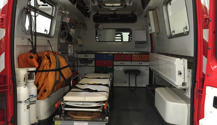 Zaměstnavatelka odmítla proplatit covidové odměny řidičům sanitek. Řidič, který se ozval, dostal výpověď