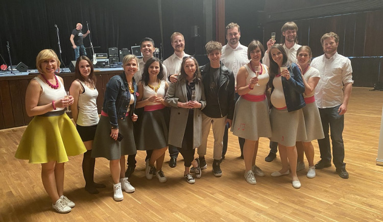 Pražští umělci spolu se skupinou Joyful nahráli písničku lidem pro radost