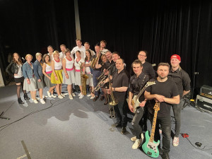 Pražští umělci spolu s amatéry nahráli písničku lidem pro radost