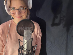 Pražští umělci spolu s amatéry nahráli písničku lidem pro radost