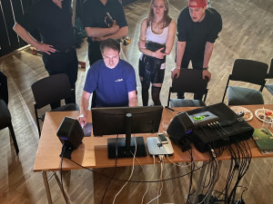 Pražští umělci spolu s amatéry nahráli písničku lidem pro radost