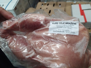 Ve skladu v Praze našli veterináři téměř dvě stě kilogramů drůbežího masa neznámého původu