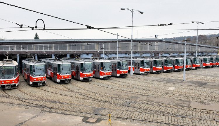 V Praze jezdily hranaté tramvaje T6 téměř čtvrtstoletí. Předtím jezdily v Bratislavě nebo v Košicích
