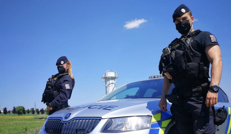 Žena chtěla partnerskou hádku ukončit skokem z balkonu. Život jí zachránili policisté