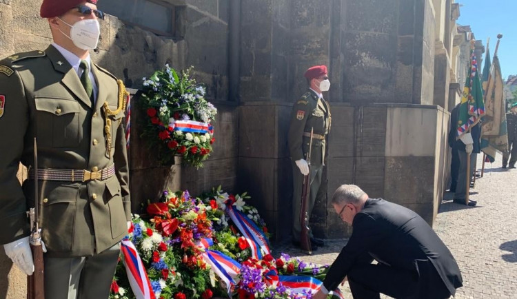 Hrdinství československých výsadkářů dnes v Praze 2 uctili politici i široká veřejnost