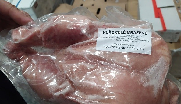 Ve skladu v Praze našli veterináři téměř dvě stě kilogramů drůbežího masa neznámého původu