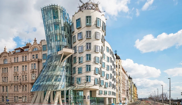 Tančící dům slaví 25 let od svého otevření. Je jednou z mála odvážných moderních staveb v Praze