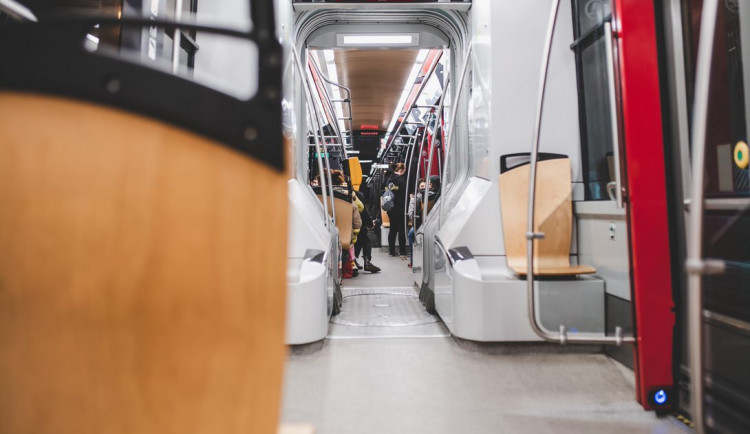 Čtyřletý chlapec ujel otci tramvají pouze v boxerkách