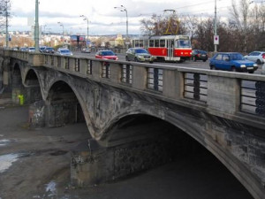 Hlávkův most dostane nový povrch. Řidiče čeká dopravní omezení