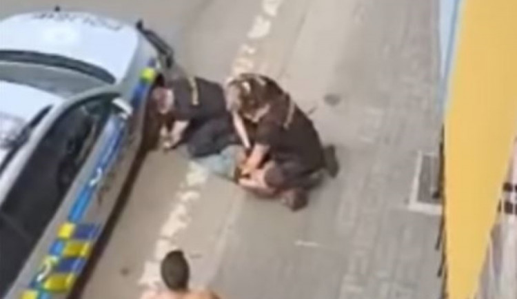 Rom zemřel po zakleknutí policistou. V Praze se bude demonstrovat proti policejní brutalitě