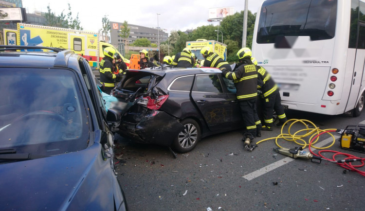 Policejní honička skončila nehodou. Zranilo se při ní šest lidí včetně tří dětí