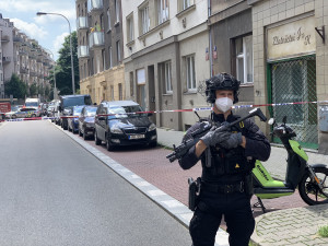 Výbuch nástražného systému zranil v Praze 8 policistu