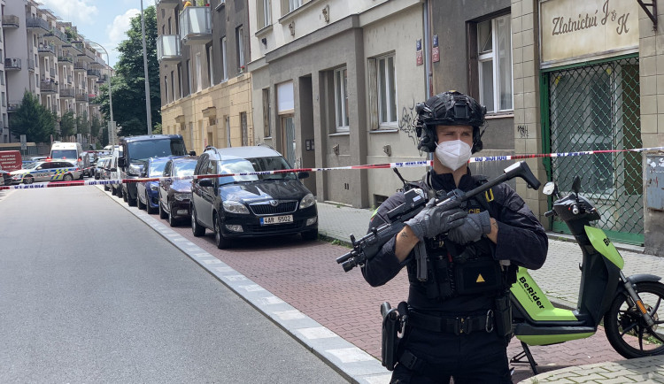 Výbuch nástražného systému zranil v Praze 8 policistu