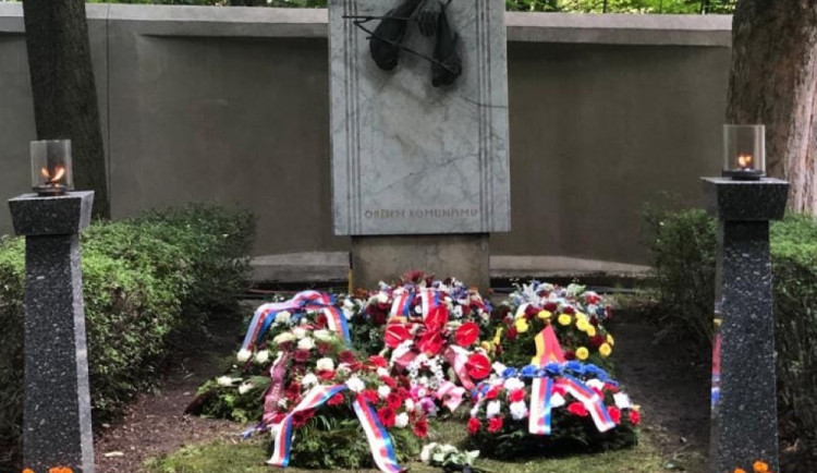 Na dvou místech v Praze si lidé připomněli oběti komunismu