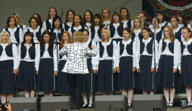 Sbor Bambini di Praga vedený Blankou Kulínskou na festivalu Trutnov Open Air