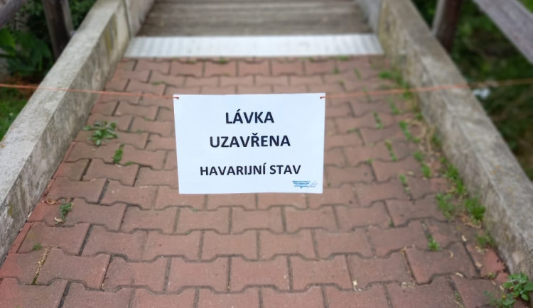 Lávka přes rybník Nadýmač je z důvodu havarijního stavu uzavřena