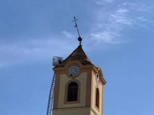 Pražští hasiči dnes pomáhali sundat poškozenou střechu kostela na jižní Moravě