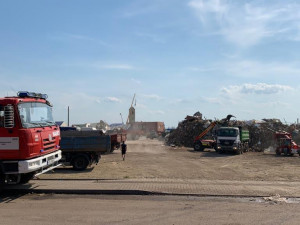 Pražští hasiči dnes pomáhali sundat poškozenou střechu kostela na jižní Moravě