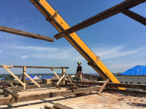 Pražští hasiči dnes pomáhali sundat poškozenou střechu kostela na jižní Moravě