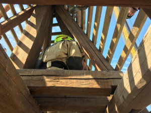 Pražští hasiči dnes pomáhali sundat poškozenou střechu kostela na jižní Moravě