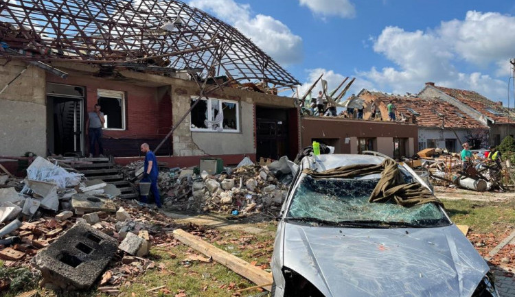 Jižní Moravě pomáhá také Univerzita Karlova. Studentům nabízí stipendium a dětem kempy