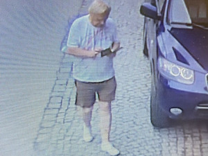 Policie pátrá po muži, který zaútočil na ženu leptavou látkou. Je nebezpečný a ozbrojený