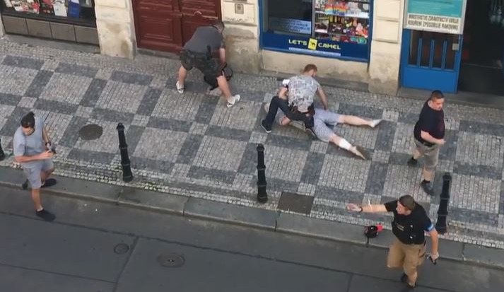 Žena, kterou dnes střelil útočník, v nemocnici zemřela. Střelce policie dopadla