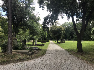 Praha chce zpřístupnit hřbitovy jako veřejný prostor. Město nyní dokončuje manuál