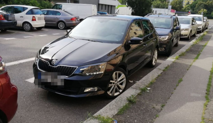 Žena v Praze nechala deset hodin odemčené a nastartované auto. Odešla do práce