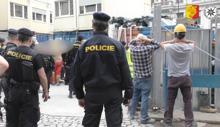 Pražští policisté odhalili na stavbě v centru Prahy patnáct nelegálně pracujících cizinců