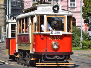 V Praze dnes začíná jezdit historická tramvaj číslo 42. Propojí turistické cíle