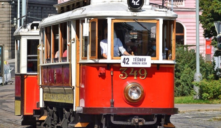 V Praze dnes začíná jezdit historická tramvaj číslo 42. Propojí turistické cíle