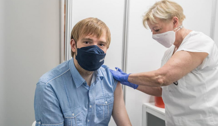 Vláda zpřísnila pravidla bezinfekčnosti. Už nebude stačit jedna dávka očkování