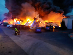 V Praze hořela hala veletržního areálu. Škoda je 150 milionů