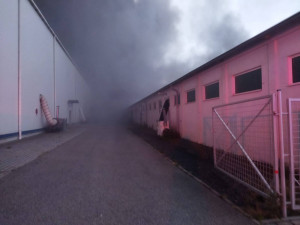 V Praze hořela hala veletržního areálu. Škoda je 150 milionů