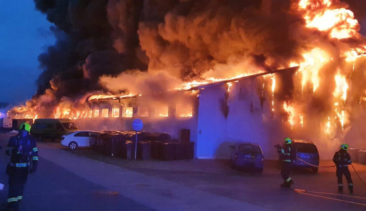 V Praze hořela hala veletržního areálu. Škoda je 150 milionů