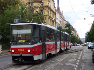 Oboustranné tramvaje KT8D5 vyrazily do pražských ulic poprvé před 35 lety