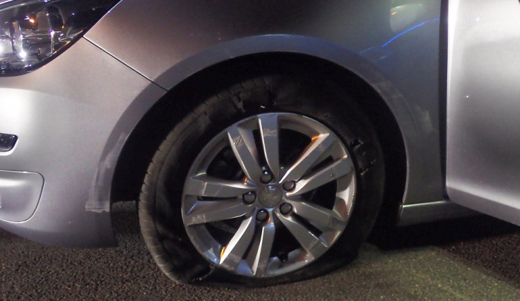 Řidič jel na prázdných pneumatikách. Nadýchal přes 2,6 promile