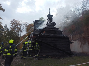 Policie dosud nenašla viníka požáru kostela v zahradě Kinských. Případ odložila