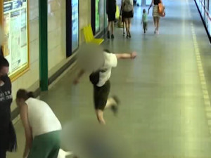 Za kopance do hlavy v metru hrozí cizinci deset let vězení. Policie pátrá po svědcích